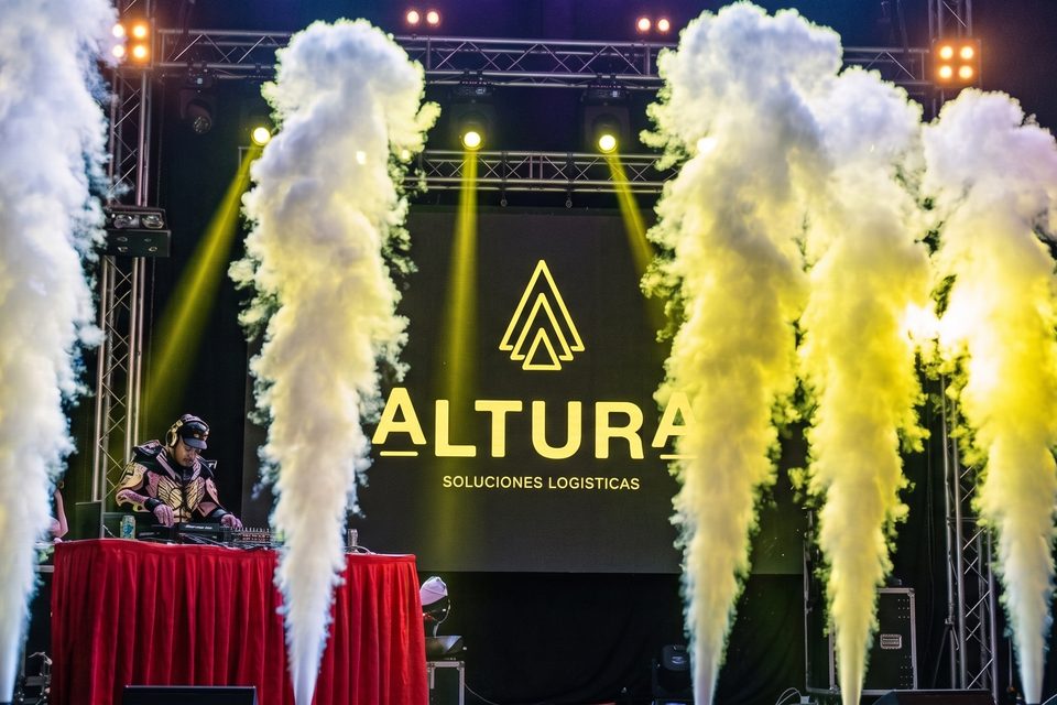 Seis chorros de Cryo Jet de CO₂ disparando sobre la tarima mientras el DJ pincha frente a la pantalla LED