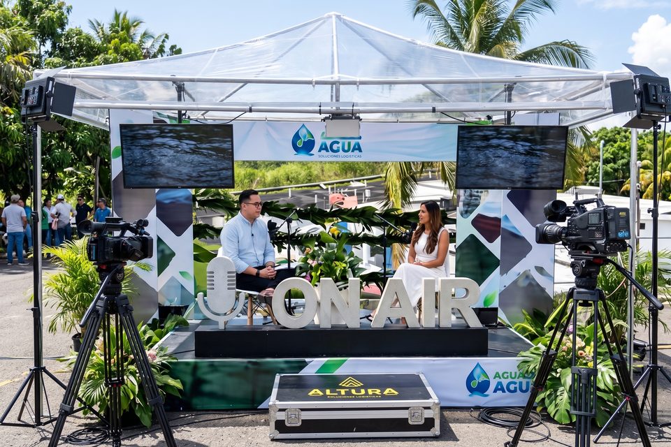 Set de grabación en exteriores con dos cámaras 4K, luces, monitores y letras ON AIR para una entrevista