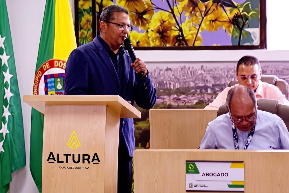 Transmisión en vivo desde el recinto del concejo municipal, con sonido y atril de Altura durante la sesión